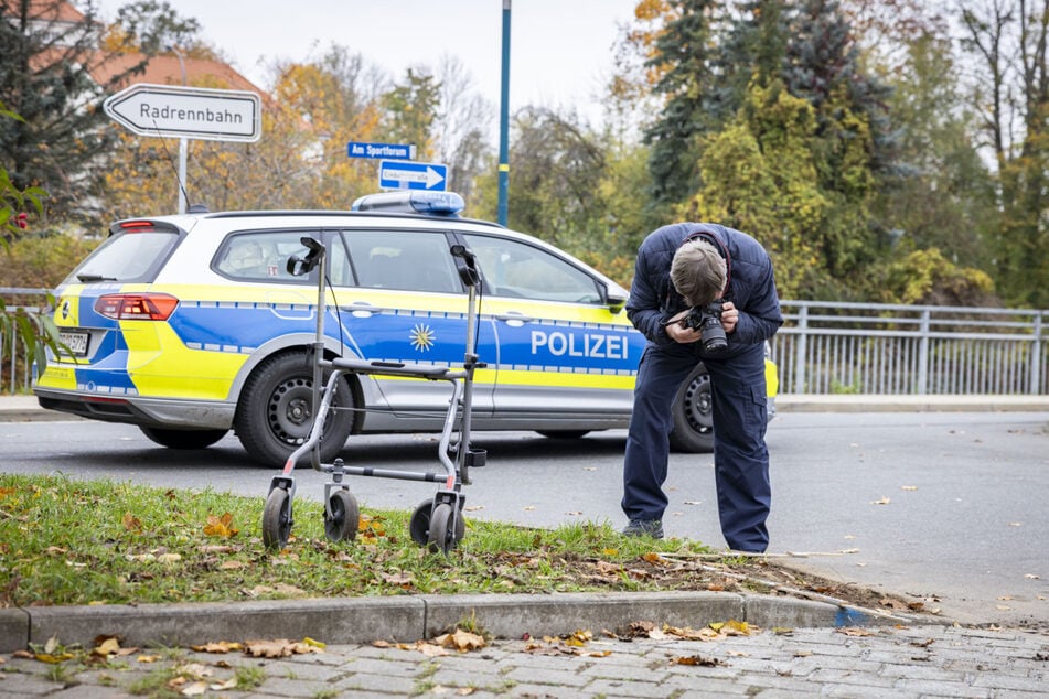 Der Tatort wird mit der Hilfe einer Kamera dokumentiert.