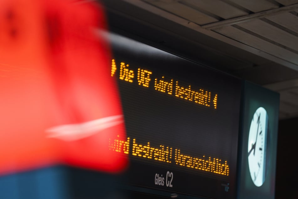 Eine Anzeige wie diese wird am heutigen Freitag in vielen hessischen Städten keine Seltenheit sein. (Symbolfoto)