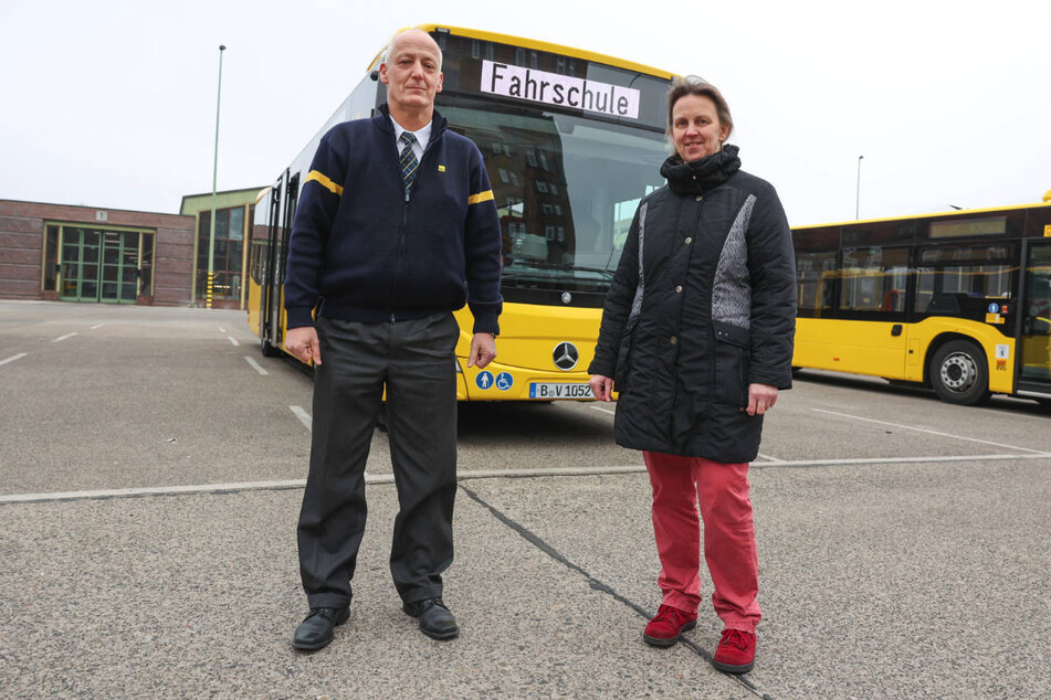 Tobias Kutta und Katrin Kern sollen an der BVG-Verkehrsakademie eigentlich etwa 430 neue Busfahrer ausbilden.