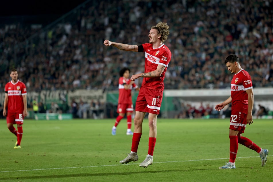 Nick Woltemade (M.) und der VfB Stuttgart brillierten in der ersten DFB-Pokalrunde bei Preußen Münster.