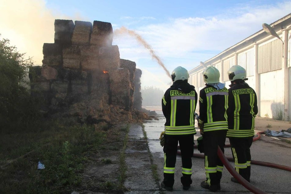 250 Strohballen stehen in Brand: Mutmaßlicher Feuerteufel nach Großeinsatz festgenommen