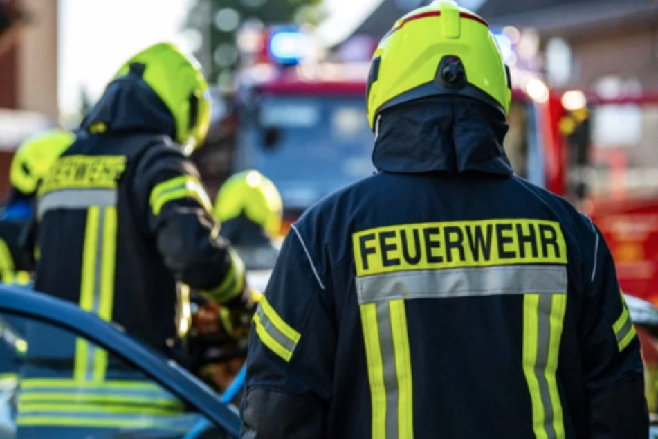 Zwei Feuerwehrleute erlitten bei dem Einsatz in Düren-Birkesdorf eine leichte Rauchgasvergiftung. (Symbolfoto)
