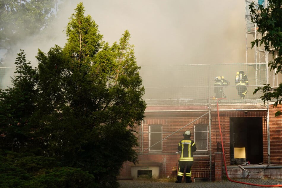 Wie es zu dem Feuer kam, ist bislang unklar.