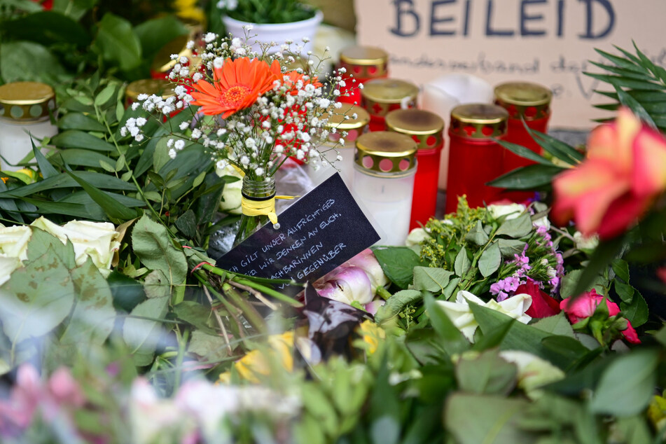 Blumen, Kerzen und ein Schild mit der Aufschrift "Beileid" sind vor dem Thusnelda von Saldern Haus der Einrichtung Oberlinhaus abgelegt.