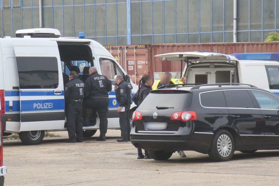 Die Kripo der Bundespolizei sucht bei der Razzia nach Beweisen für die illegale Beschäftigung eingeschleuster Ausländer.