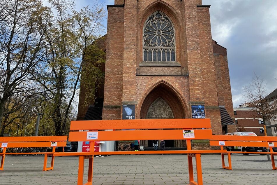 Die zwölf orangefarbenen Bänke lassen sich bald überall in Bonn finden.
