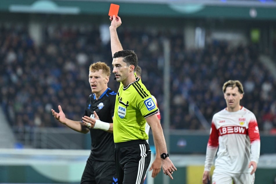 Schiri Florian Badstübner schmeißt Laurin Curda nach dessen heftigem Einstieg vom Platz.