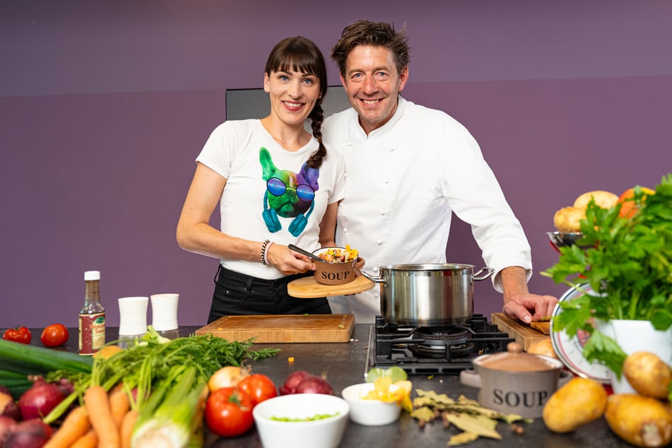 Kristina vom Dorf (38) und Profi-Koch Jörg Färber (49) präsentieren in ihrem neuen Buch zahlreiche sächsische Gerichte - von "Toter Oma" bis hin zu Gräupchen.