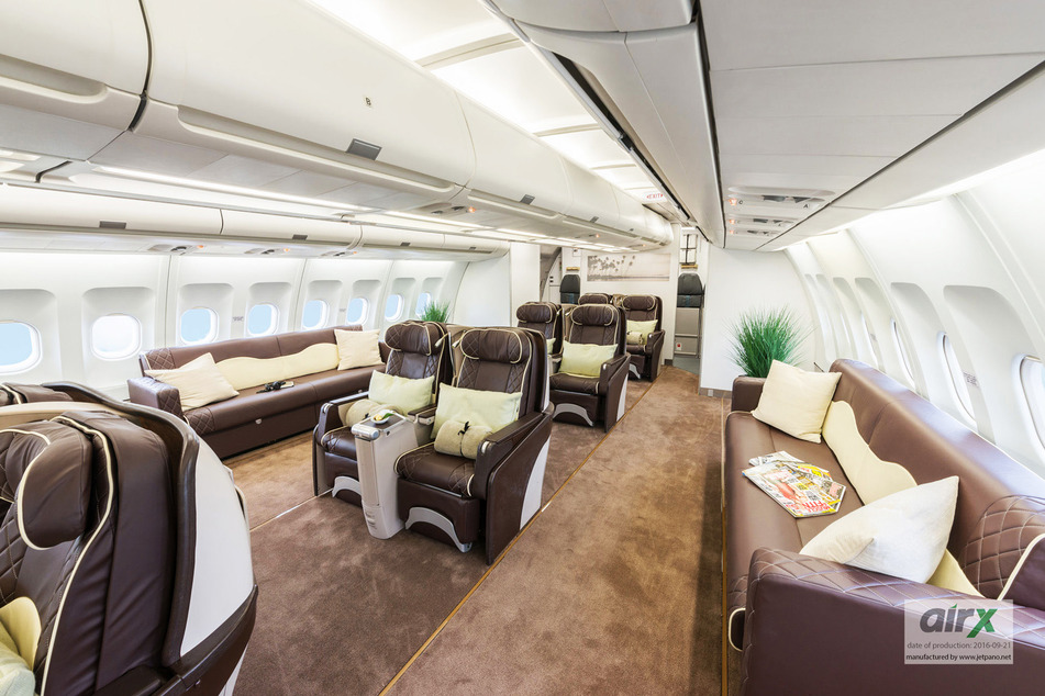 Alle Sitze sind in 2er-Kombination aufgestellt. Im Heck des Flugzeugs gibt es zudem zwei große Sofas.
