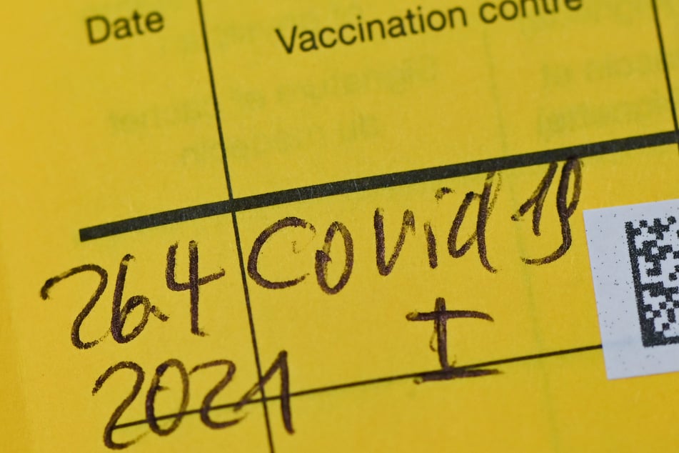 In einem Impfausweis ist der Eintrag einer Erstimpfung gegen Covid-19 zu lesen.