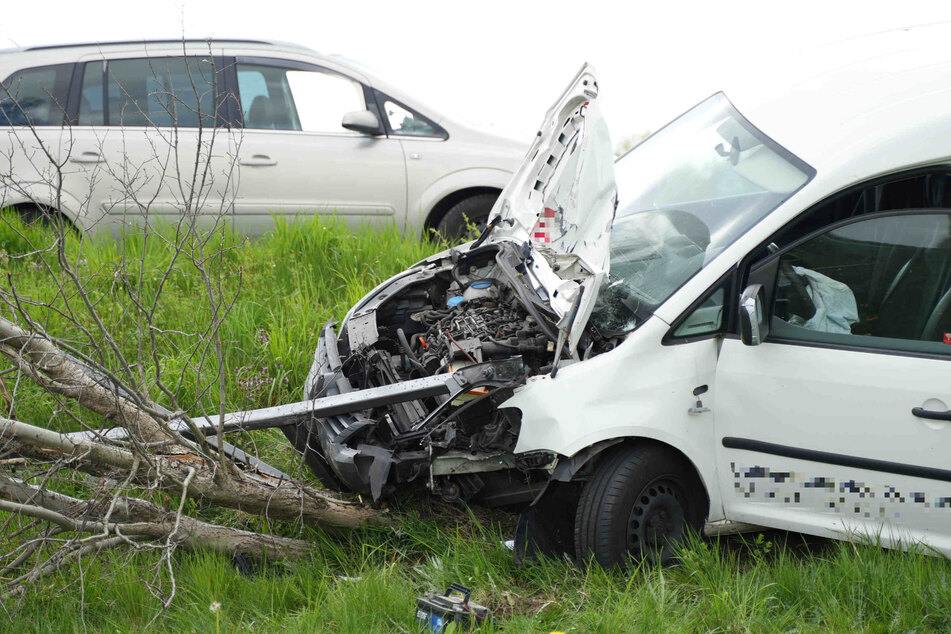 Der Fahrer (36) eines weißen VWs kam am Dienstagnachmittag von der Bundesstraße ab und kollidierte mit einem Geländer sowie mit einem Baum.