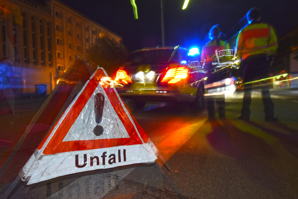 Polizisten sperrten während der Rettungsaktion die Straße. (Symbolbild)