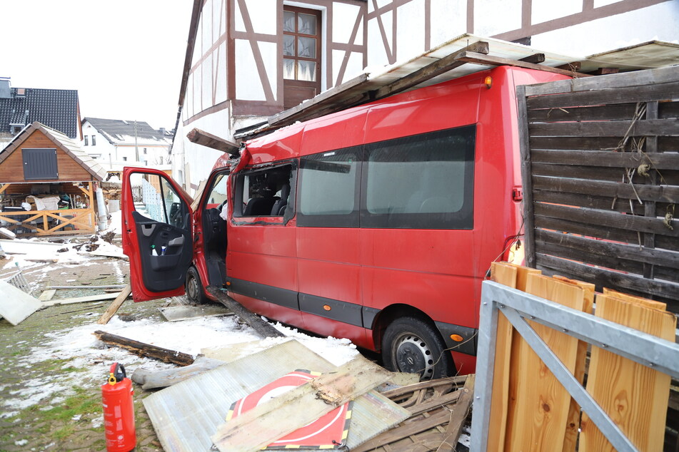 Ein Schulbus krachte am Mittwoch in Kirchberg (Landkreis Zwickau) gegen ein Haus. Mehrere Schüler und der Fahrer wurden verletzt.