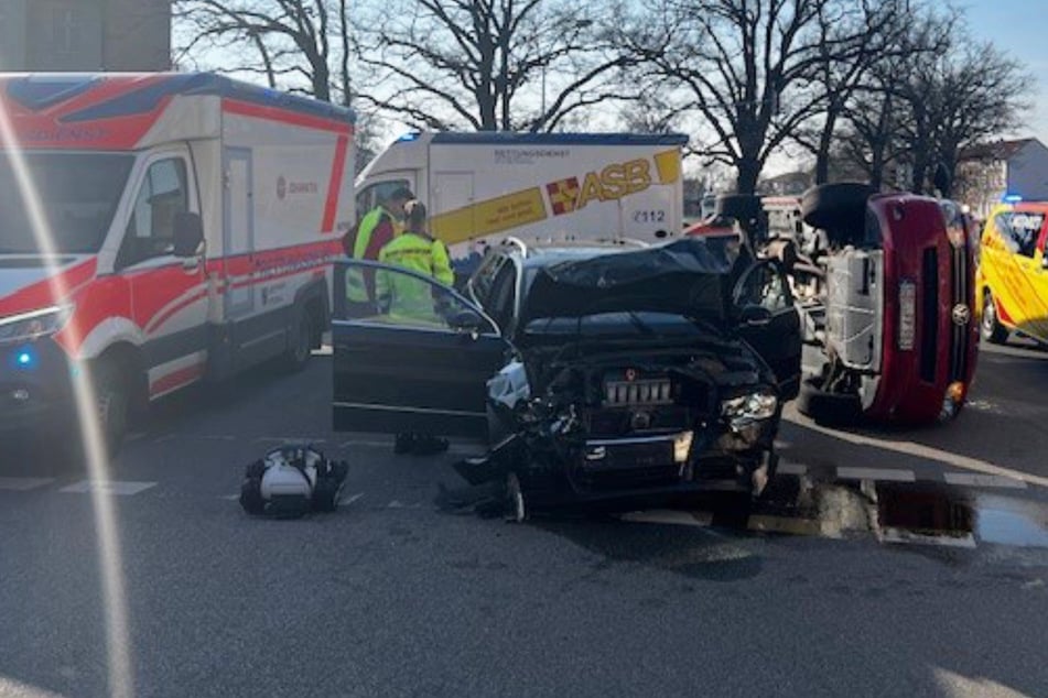 Weil VW-Fahrerin nicht warten wollte: Zwei Verletzte nach Unfall auf wichtiger Kreuzung