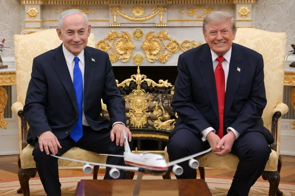 Im Oval Office präsentierten sich Benjamin Netanjahu (76, l.) und Donald Trump (80) am Dienstag den Kameras.