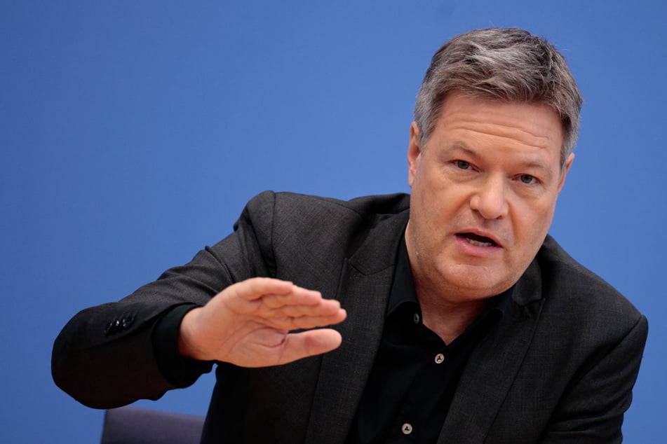 Der 64-Jährige hatte den ehemaligen Wirtschaftsminister Robert Habeck (55) in einem Post als "Schwachkopf" bezeichnet. Das brachte die Ermittlungen ins Rollen.