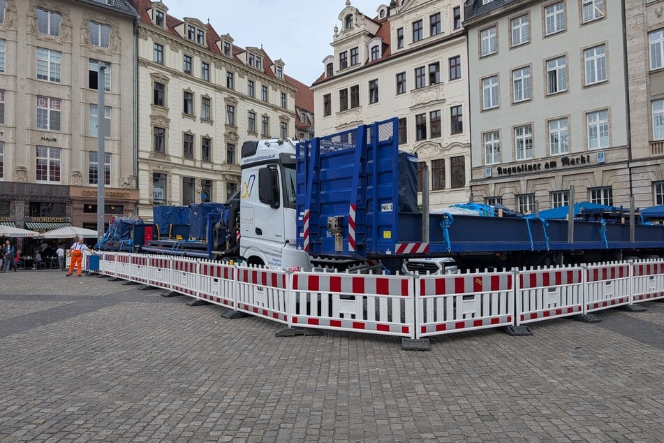 Die Baugeräte sollen spätestens zur Eröffnung des Weihnachtsmarktes verschwinden.