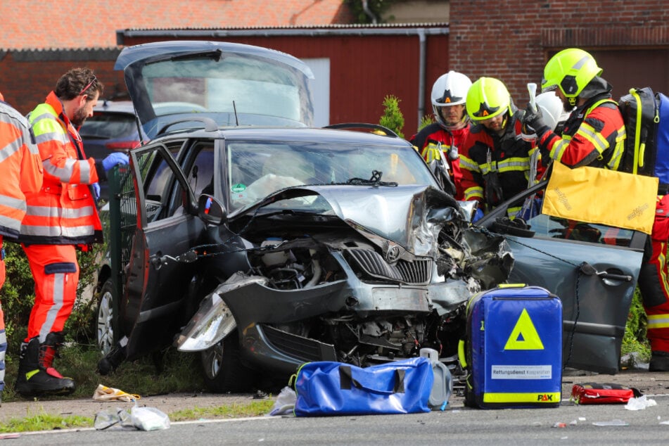 Bei einem Unfall mit drei Autos in Tornesch sind am Samstagmorgen fünf Menschen teils lebensgefährlich verletzt worden.