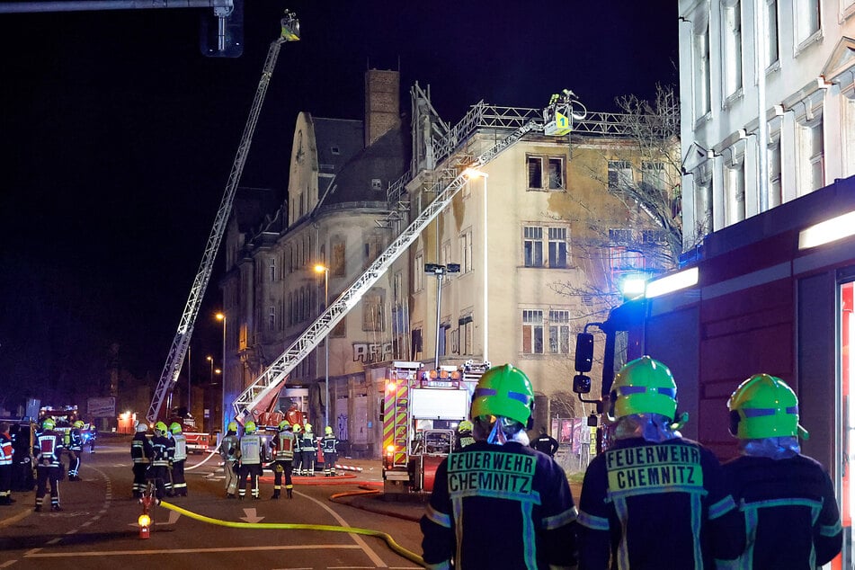 Chemnitz: Großeinsatz in Chemnitz: Brand im "Haus Einheit"