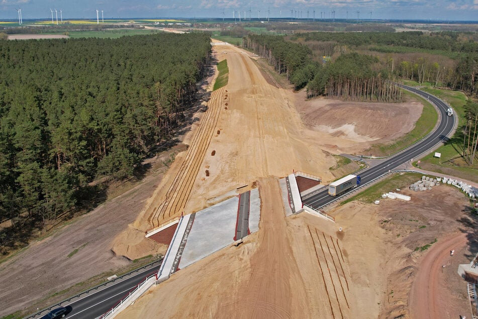 Der Bau der Verlängerung auf der A14 im Norden Sachsen-Anhalts zieht sich hin. Jetzt beschäftigt sich sogar das Bundesverwaltungsgericht in Leipzig damit.