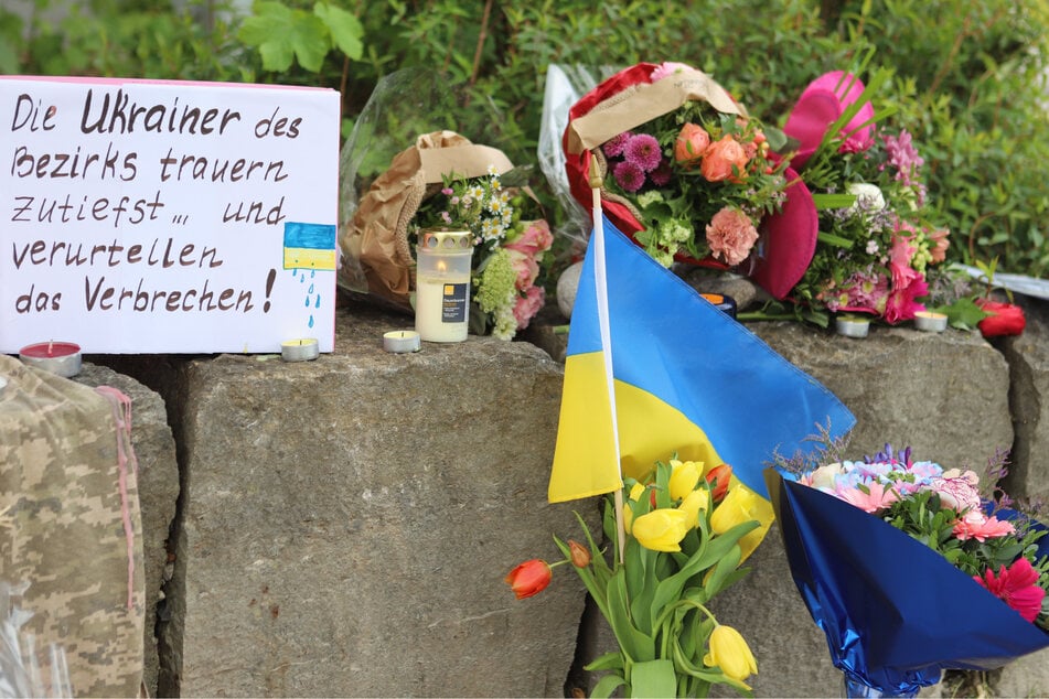 Am Gelände des Einkaufszentrums, an dem am Samstagabend zwei Männer aus der Ukraine getötet worden sind, wurden Blumen niedergelegt, sowie eine kleine ukrainische Flagge aufgestellt.