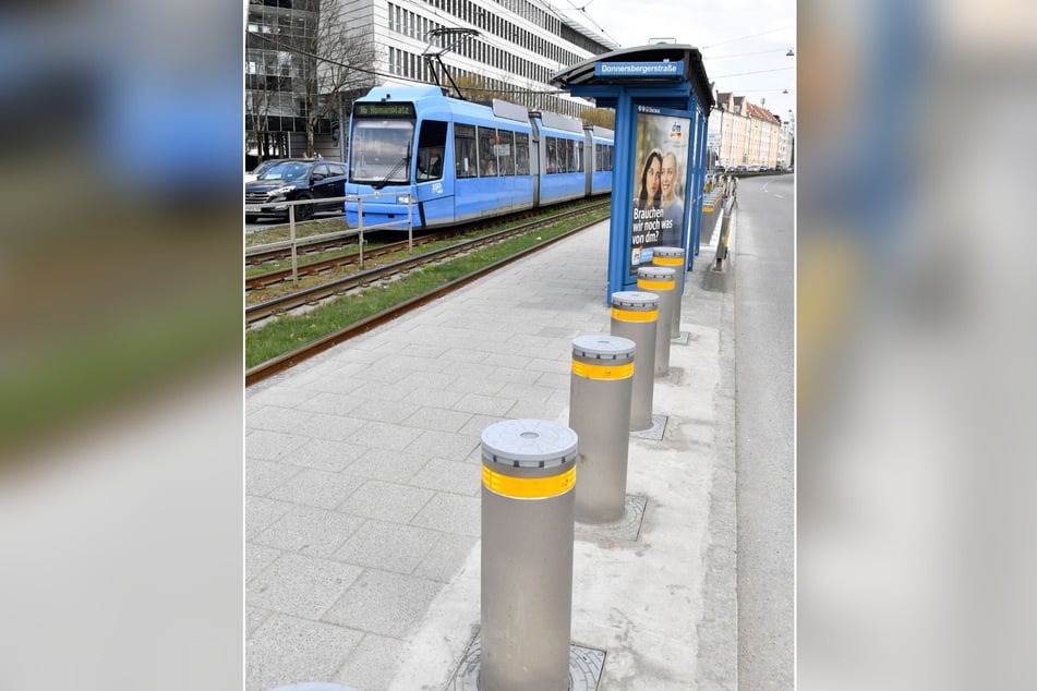Beispiel München: Hochgefahrene Sicherheitspoller versperren Fahrzeugen die Zufahrt, bei Bedarf können sie im Boden verschwinden.