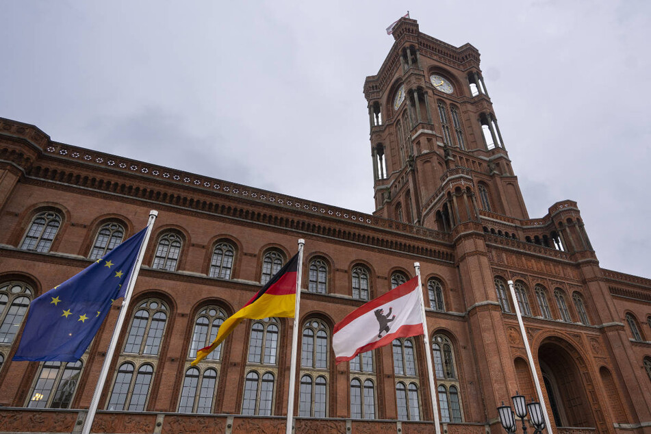 Die Baustelle hinter dem Roten Rathaus ist am Montagvormittag zum Schauplatz eines Leichenfunds geworden.