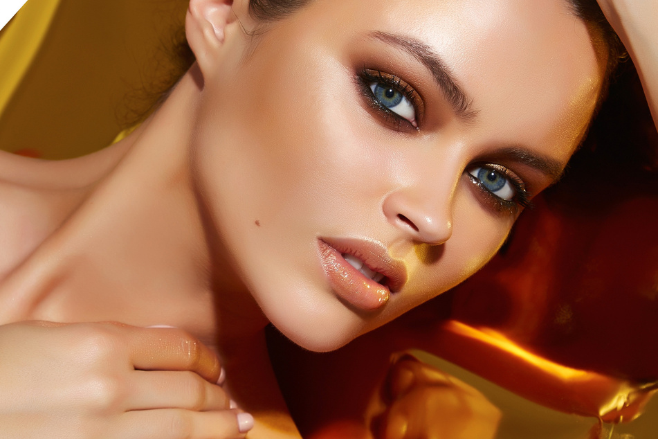 Herbst-Make-up mit Goldreflexen: Top-5 für strahlenden Look