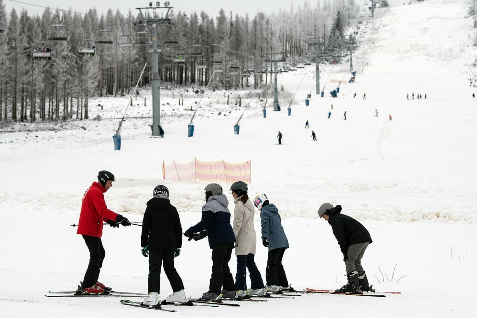 Nachdem es im Harz geschneit hat, sind viele Wintersportler am Wurmberg eingetroffen. (Archivbild)