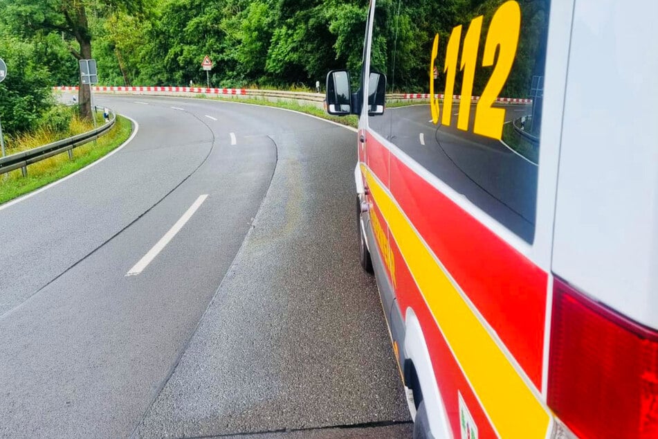 Wegen einer Ölspur rutschte ein Autofahrer am Freitagmorgen in den Gegenverkehr.