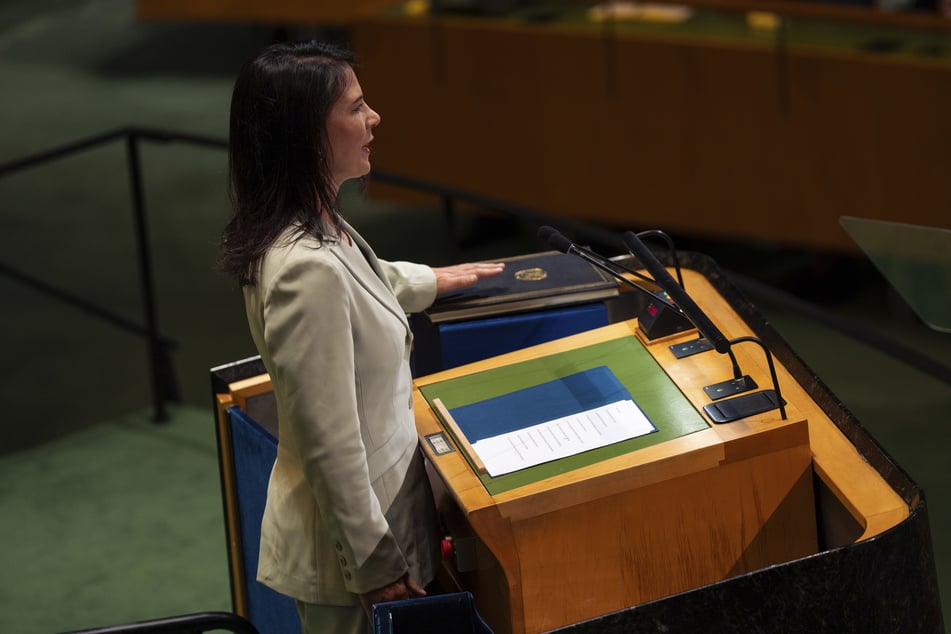 Die Ex-Außenministerin legte Versprechen ab.
