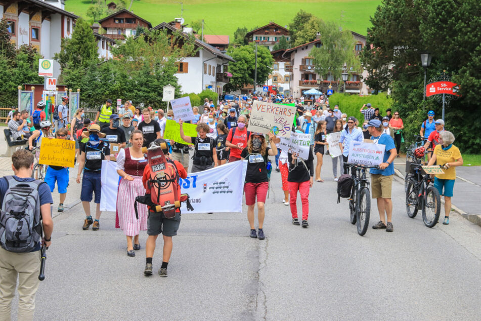 Gegen 11 Uhr begann man in Wallgau mit dem Lahmlegen des Verkehrs.