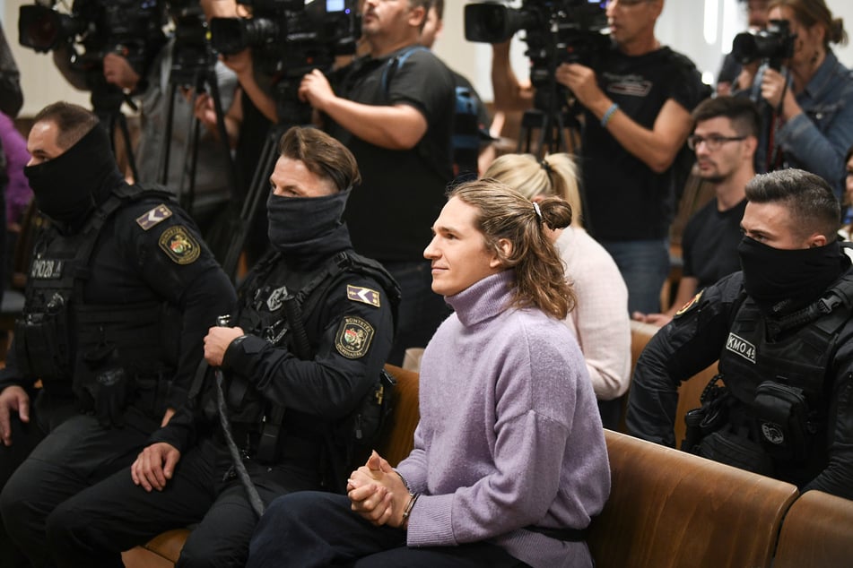 Abermals herrschte großer Auflauf im Gerichtssaal, Maja T. wurde von maskierten Polizisten bewacht.