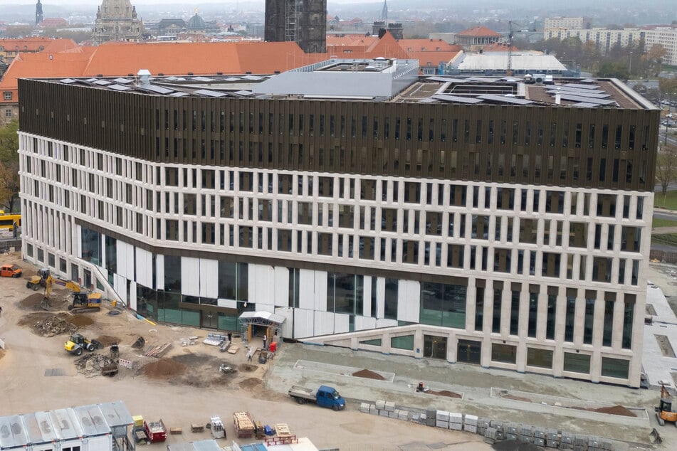 Der Verwaltungsbau am Ferdinandplatz wird aus Kostengründen keinen Brunnen bekommen. (Archivbild)