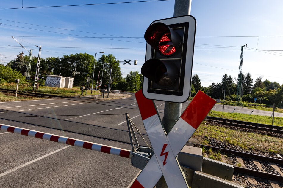 Ein Radfahrer ist nach einem Streit mit einem Bahn-Mitarbeiter zusammengestoßen und dann auf die Gleise an einem Bahnübergang in Lindau gestürzt. (Symbolbild)