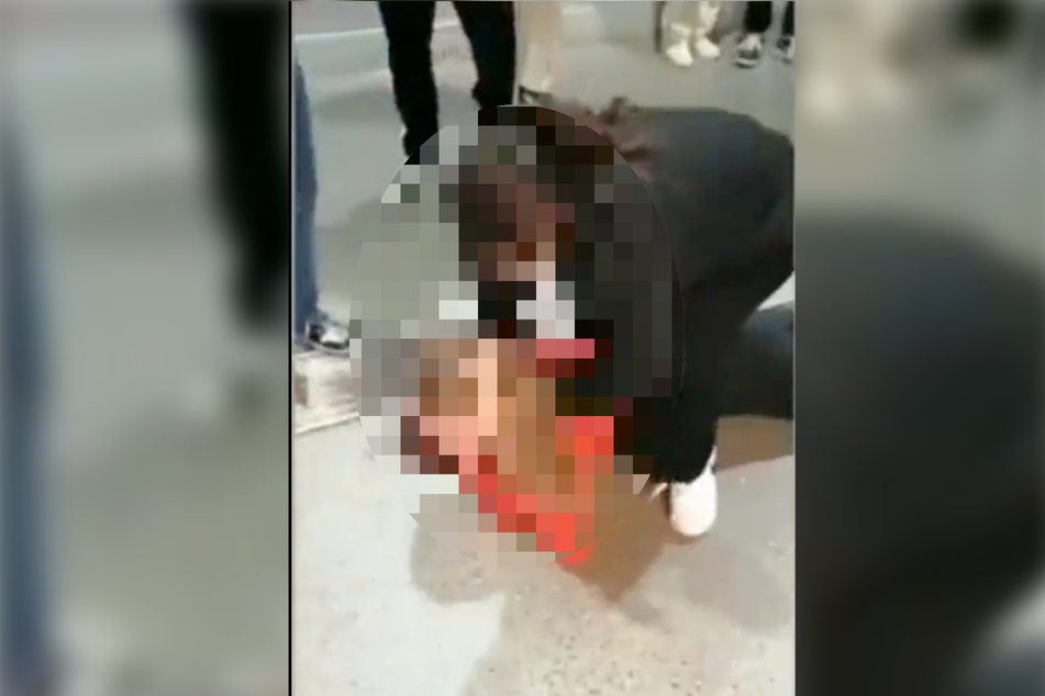 Die 14-Jährige wird im Video von einer anderen Jugendlichen verprügelt.