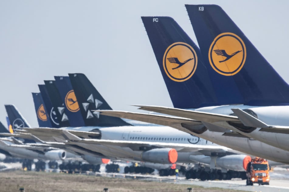 In langer Reihe stehen auf einer Landebahn des Flughafens Frankfurt Maschinen der Lufthansa, die wegen der weltweiten Corona-Pandemie derzeit außer Dienst gestellt sind.