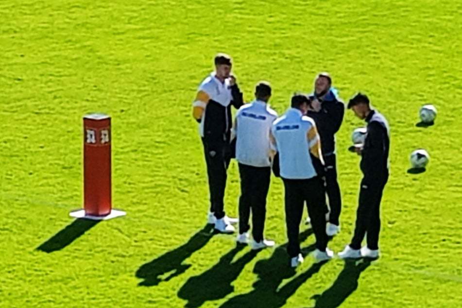 Jongmin Seo (22, r.) im Gespräch mit den Dynamos.