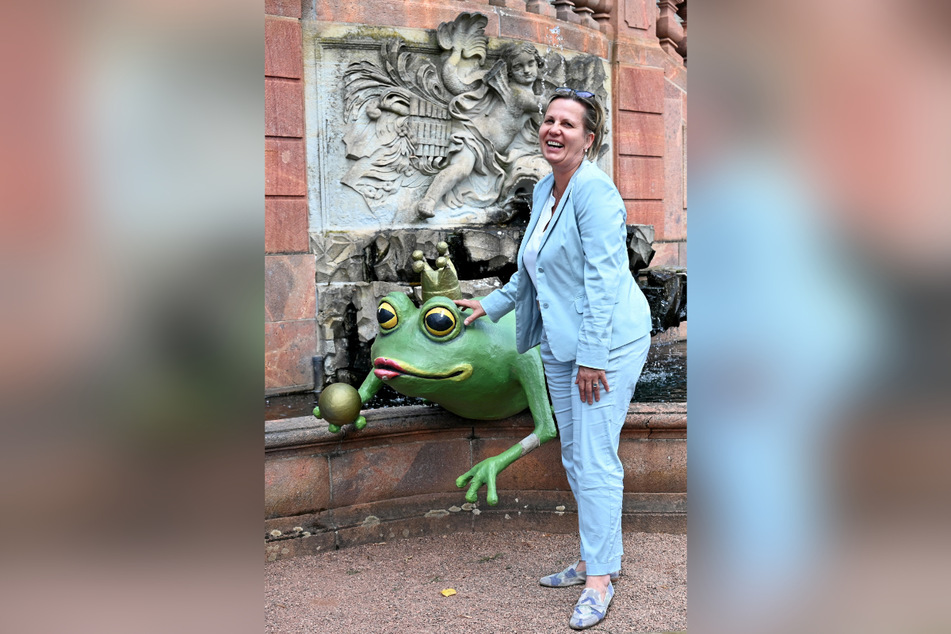 Arbeit kann auch Spaß machen: Die Tourismus-Ministerin erfreute sich an den Märchen-Figuren im Schloss-Park Lichtenwalde.