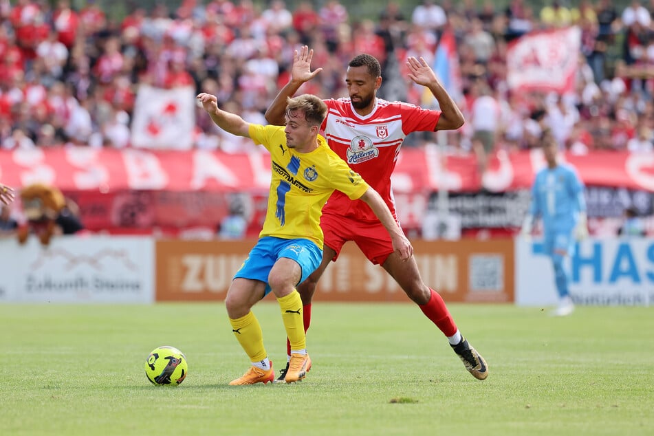 Cyrill Akono (25, r.) war zuletzt für den Halleschen FC aktiv und wird nun die BSG Chemie Leipzig verstärken.