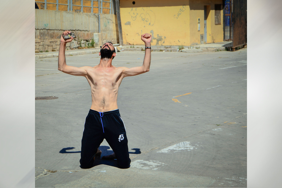 Ein Mann aus Marokko, nachdem er schwimmend in das spanische Territorium gelangt ist, in der spanischen Enklave Ceuta.