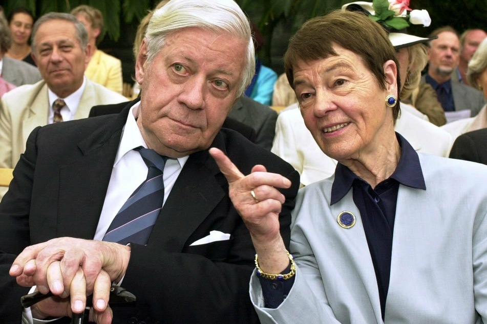 Altbundeskanzler Helmut Schmidt und seine Frau Loki unterhalten sich während der Verleihung der Ehrendoktorwürde der Universität Hamburg an Loki Schmidt. (Archivbild)