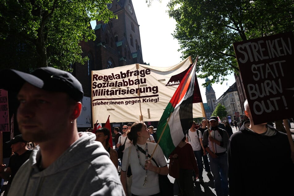 Die Demonstrierenden hielten unter anderem ein Transparent mit den Worten "Regelabfrage, Sozialabbau, Militarisierung - Erzieher:innen gegen Krieg!" hoch.