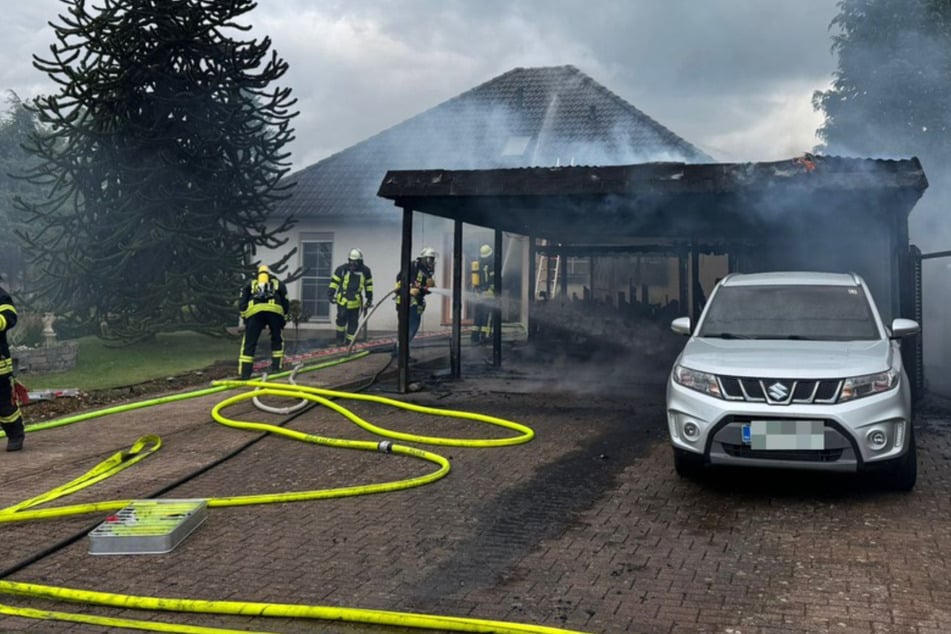 Autos in Carport stehen in Flammen: Feuer greift auf Einfamilienhaus über