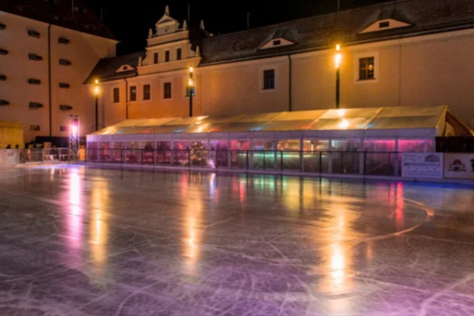 Vor dieser traumhaften Kulisse könnt Ihr in Freiberg Schlittschuhlaufen.