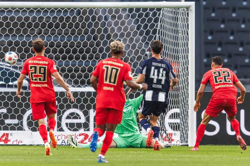 Younes Ebnoutalib (r.) hat keine Mühe zum 2:0 zu netzen.