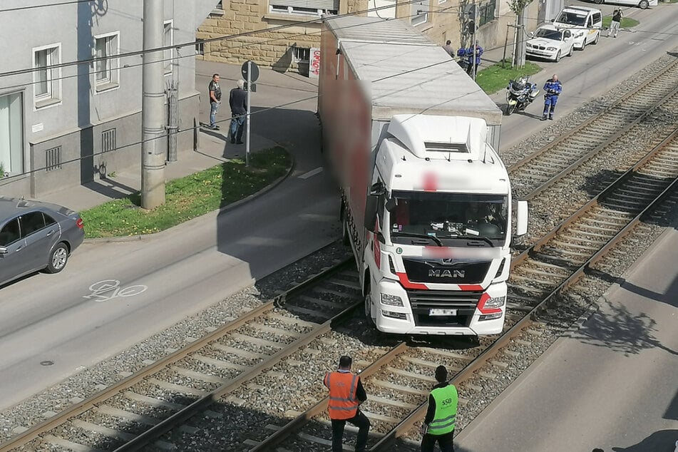 Lkw steht auf Schienen: Massive Beeinträchtigungen im Bahnverkehr