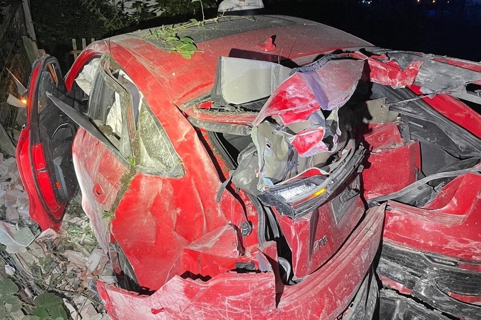 Der Aufprall war so heftig, dass der Unfall-Audi wohl nur noch Schrottwert hat.