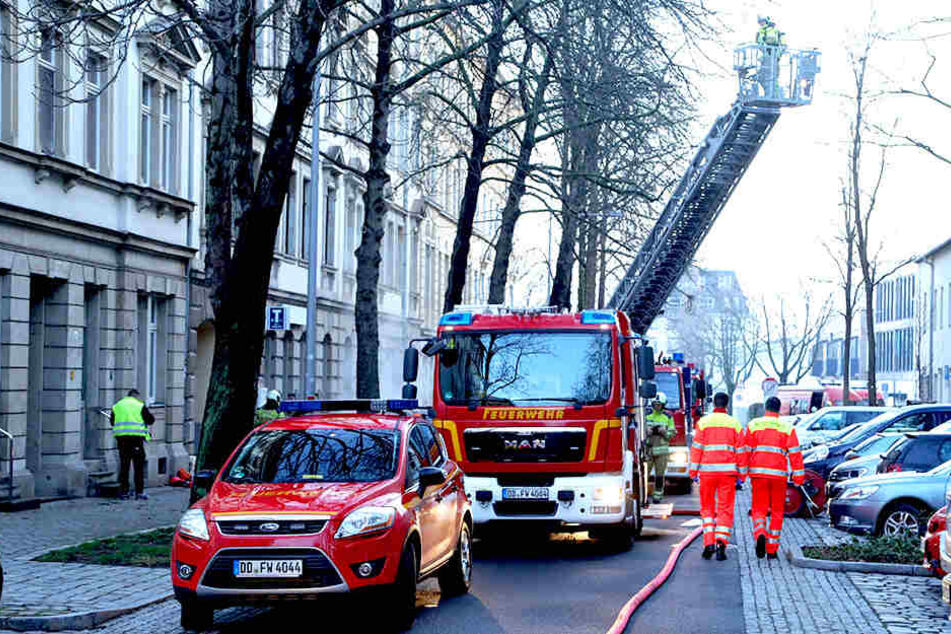 Auch ein Feuerwehrauto mit Drehleiter kam zum Einsatz.