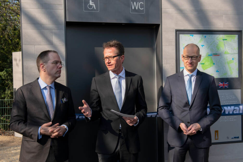 Ingmar Stresse (Mitte, Staatssekretär für Verkehr) spricht in Begleitung von Patrick Möller (Links, Geschäftsführer des Herstellers Wall) und Andreas Scholz (Rechts, Finanz-Vorstand Wall), bei der Vorstellung der neuen Toiletten.